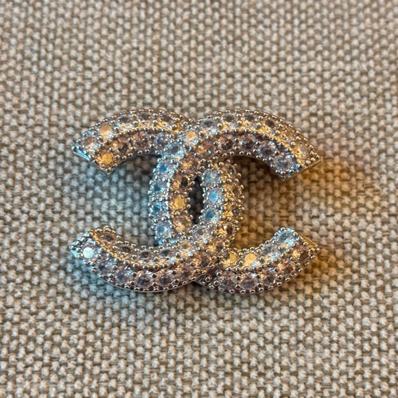 Super Rare Classic Chanel CC Crystal Embellished Silver Tone Pin Mint Condition - Picture 2 of 4